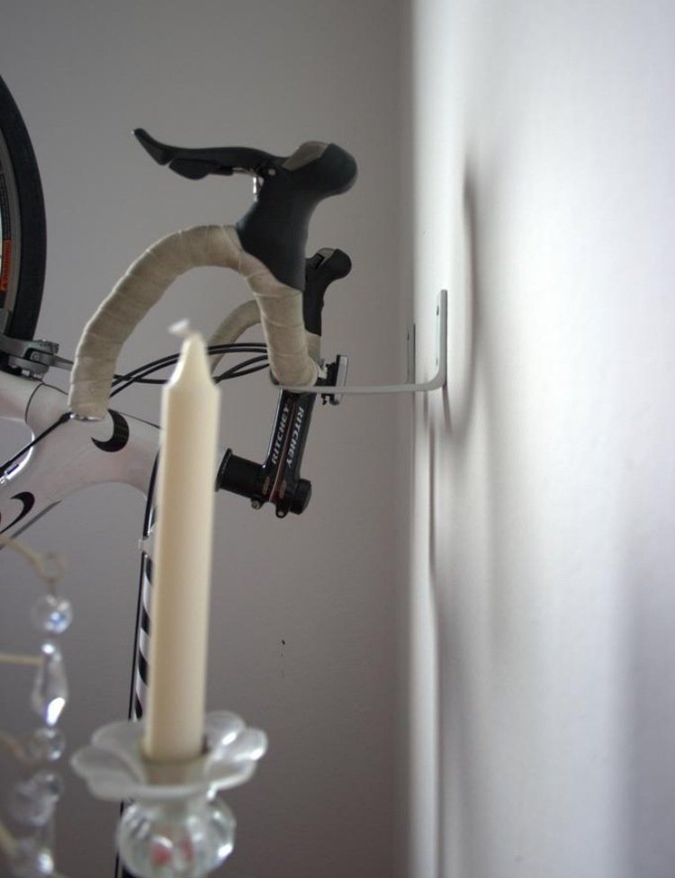 cykelfäste-vägg-bygg-själv-idéer-krok-montering-enkel-styr-montering