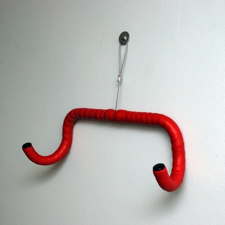 cykelhållare-vägg-bygg-själv-idéer-återvinning-styr-krökt-krok-röd