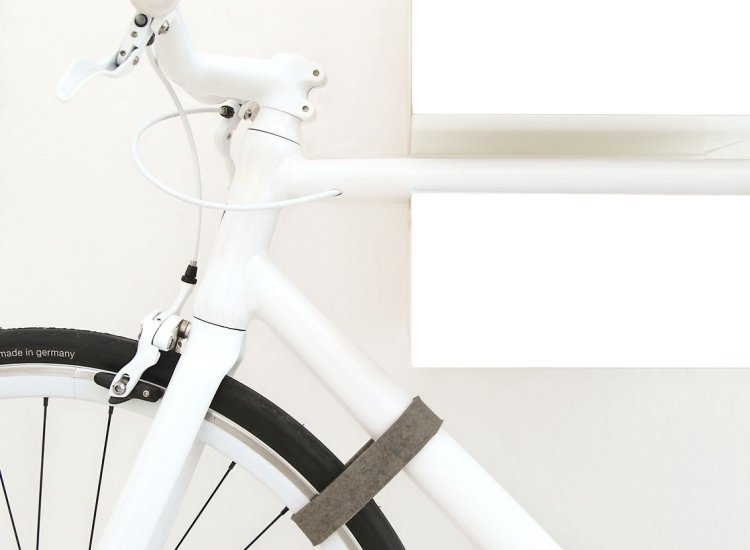 cykelhållare-vägg-bygg-själv-idéer-vit-minimalistisk-ram-fäst