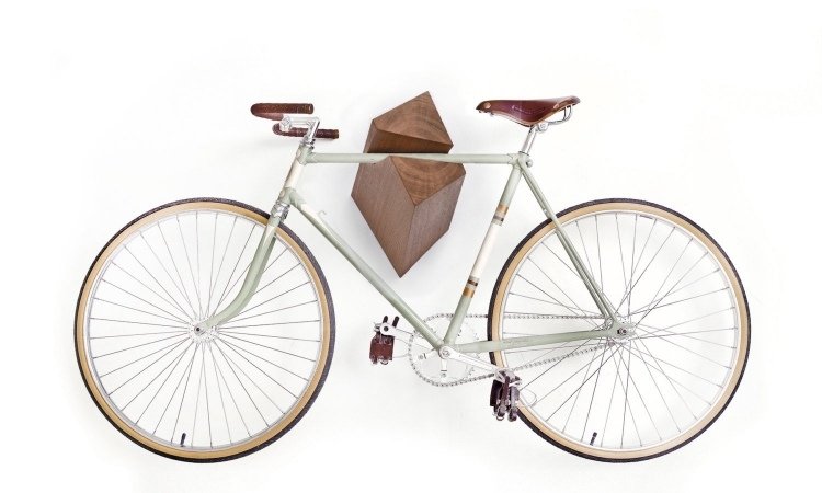 cykelhållare-vägg-bygg-själv-idéer-trä-bitar-vinkel-fog-ram