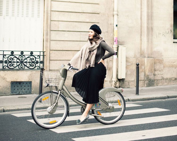 Cykelmode för kvinnor -outfits-basker-vintage-veckad kjol-grå