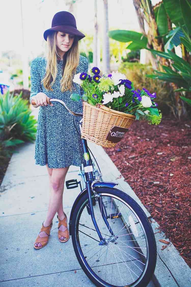 Cykelmode för kvinnor -outfits-fedora-klänning-luftig korg
