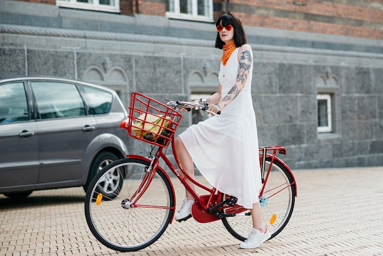 cykelmode-kvinnor-outfits-röd-vit-lång-klänning-sneakers