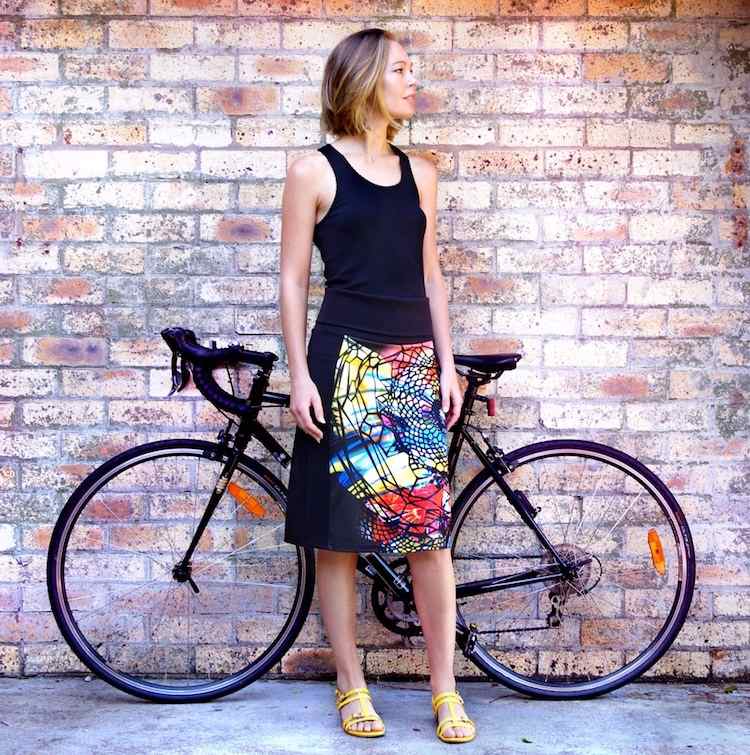 cykelmode-kvinnor-outfits-svart-neon-färg-gula-sandaler