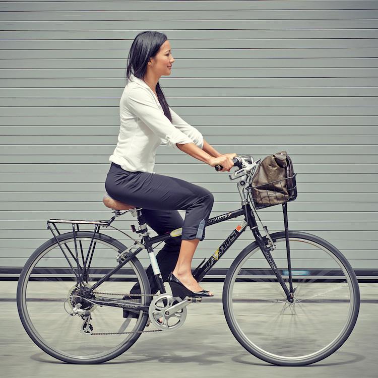cykelmode-kvinnor-kläder-elegant-kontor-svart-vitt