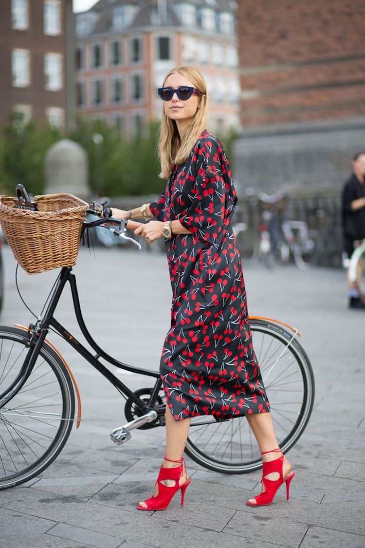 cykelmode-kvinnor-outfits-klänning-mönster-krischen-sandaler-rött
