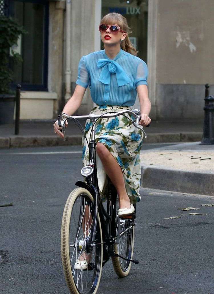 cykelmode-kvinnor-outfits-vintage-kjol-blommigt-mönster-taylor-swift