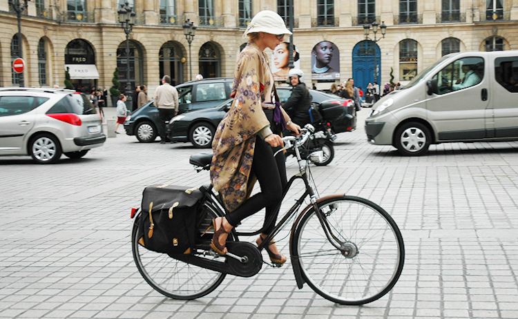 Cykelmode för kvinnor -outfits-vit-hatt-vintage-sandaler-klackar