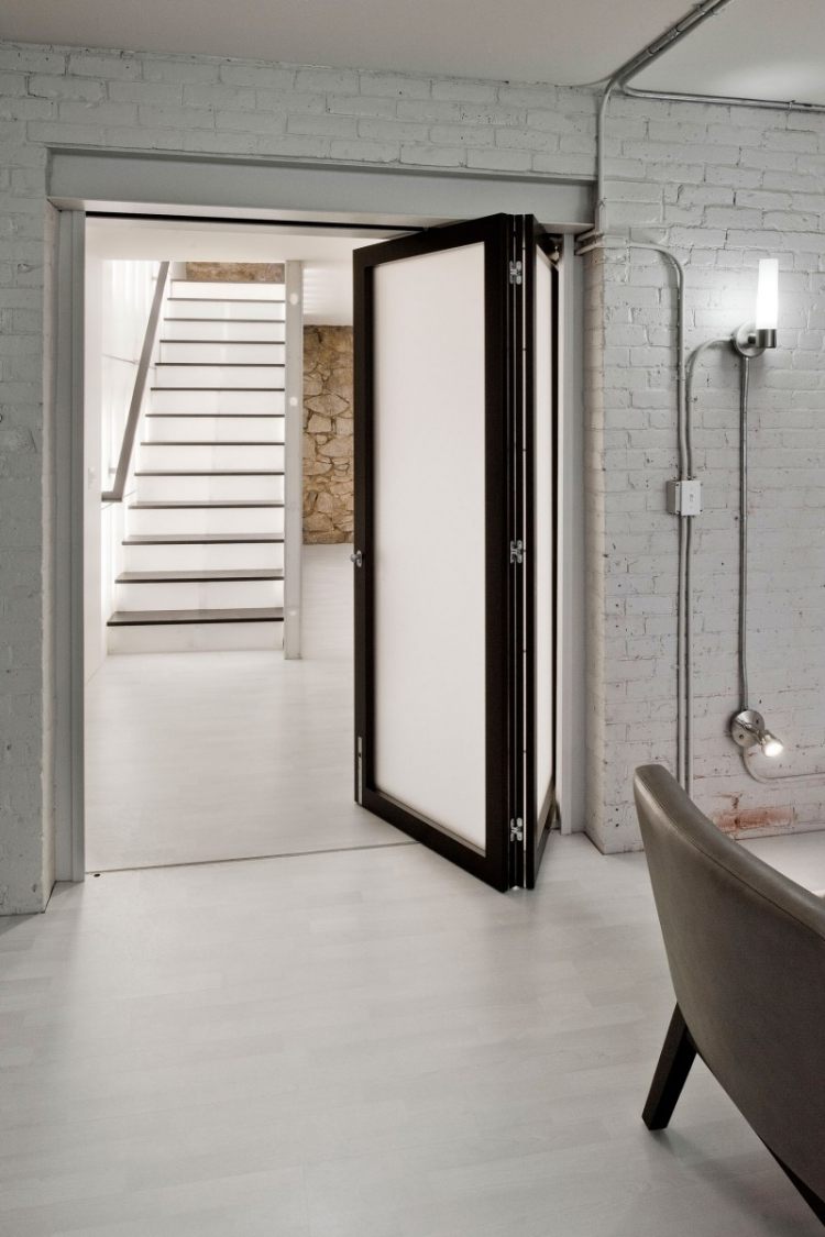 Vikdörrar inuti-dörr-trappor-minimalistisk-design-interiör