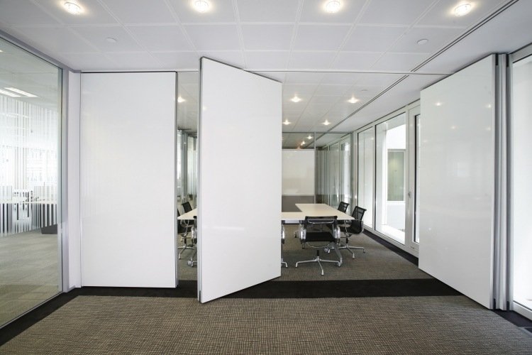vikdörrar-inuti-vitt-kontor-heltäckningsmatta-brun-modern-funktionell arbetsyta