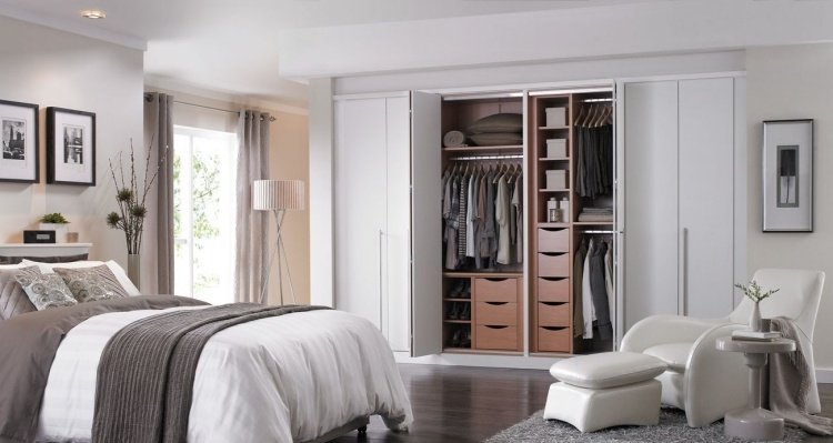 Vikdörrar inuti-garderob-dörrar-vita-sovrum-säng-moderna-kläder