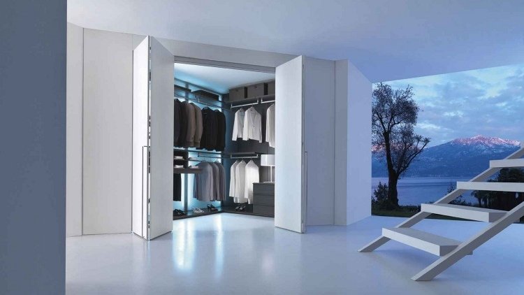 Vikdörrar inuti-klädkammare-trappor-vita-dörrar-modern-minimalistisk