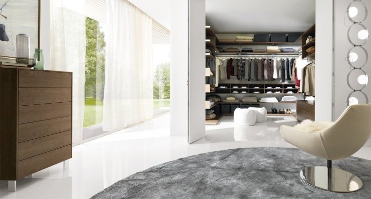 vikdörrar-inuti-klädkammare-modern-design-fåtölj-vit-fönstervägg