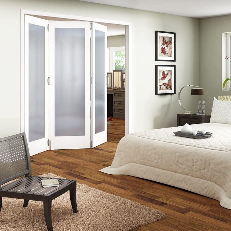 vikdörrar-interiör-skiljevägg-sovrum-trägolv-överkast-matta-vit-frostat glas