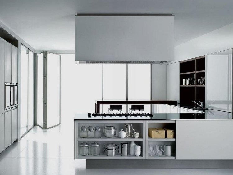 vikdörrar-inuti-anthea-boffi-kök-modern-minimalistisk-kantig-vit-högglansig