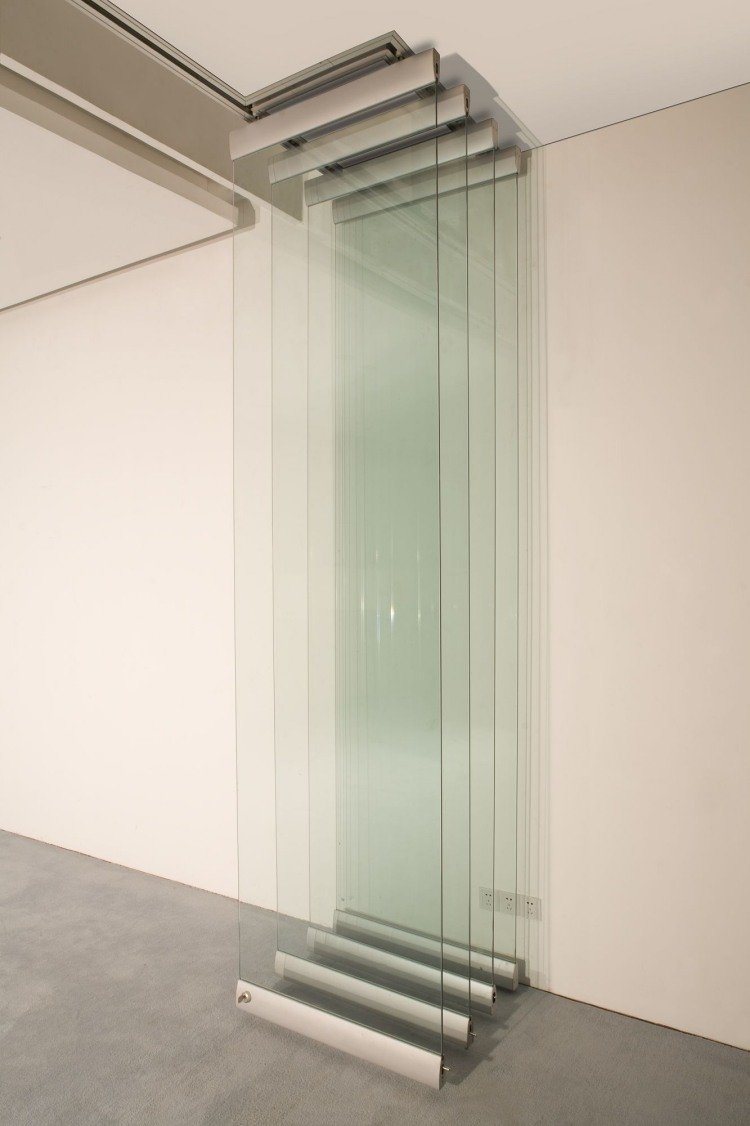 vikdörrar-inuti-glas-metall-kanter-mattor-grå-vita-väggar