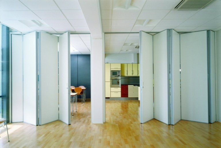 Vikdörrar inuti -vitt-kontor-parkett-golv-rum-öppna-tillsammans