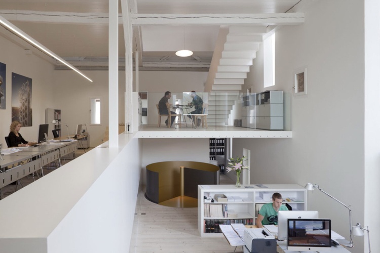 Familj och arbete-hus-arkitektur-kontor-kontor-vit-modern