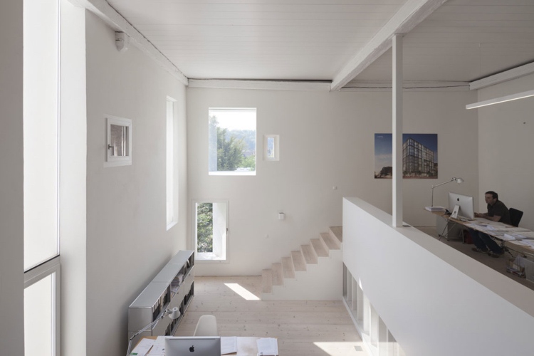 Familj och arbete-hem-kontor-minimalistisk-vit