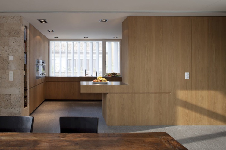 familj-yrke-hus-modernt-kök-minimalistiskt-trä