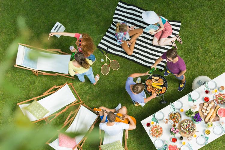 Planera sommarens trädgårdsfest och bjud in familj