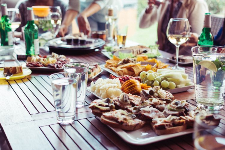 Planera ett familjefirande Beställ catering eller ställ upp buffén själv
