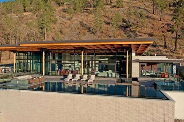 Soliga terrass solstolar hus design pool