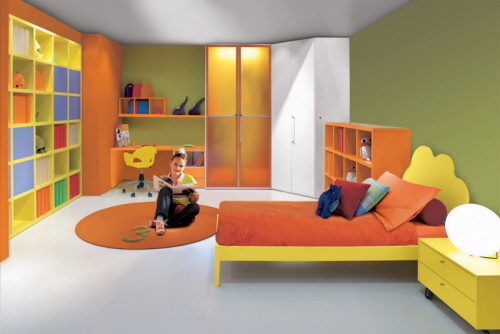 färgglada-barnrum-möbler-levande-vägg-gul