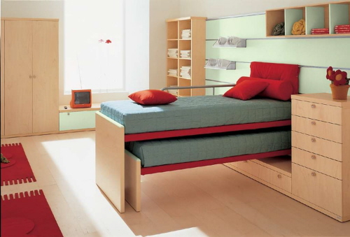 färgglada-barnrum-möbler-ljus-trä-utdragbara sängar