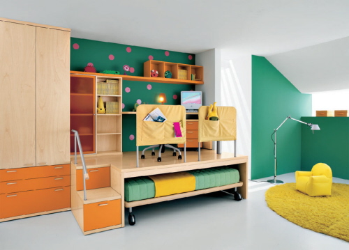 färgglada-barnrum-möbler-utdragbar-säng-grön-accentvägg