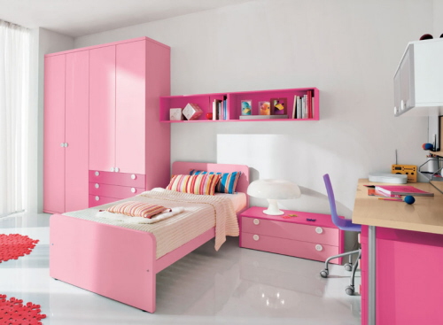färgglada rosa barnrumsmöbler