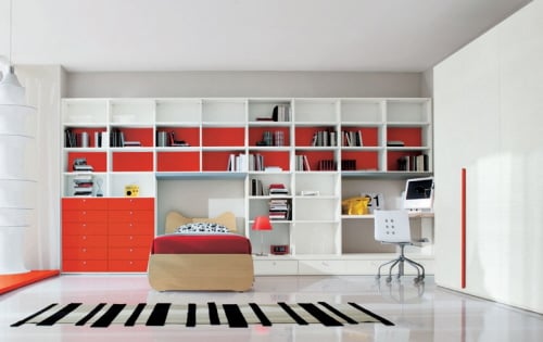 färgglada-barnrum-möbler-vit-vägg-enhet-röda-accenter