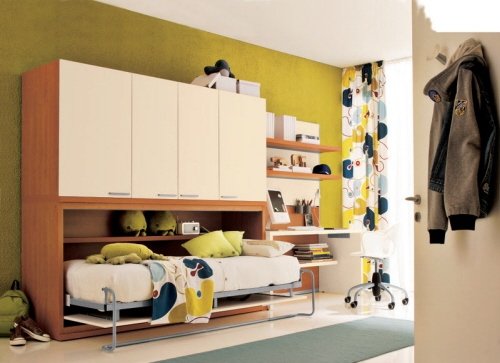 färgglad-barnrum-möbler-beige-grön-accentvägg