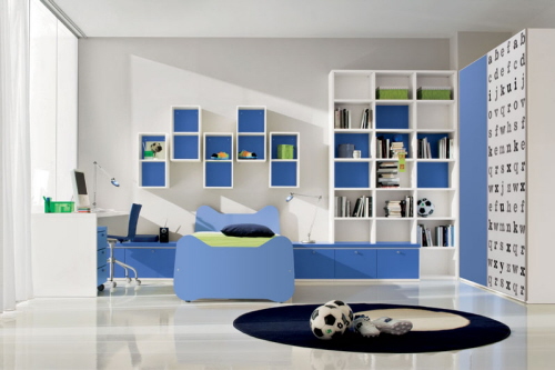 färgglada-barnrum-möbler-pojkar-blå-vägg-hyllor