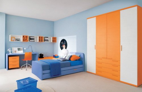färgglada-barnrum-möbler-blå-orange-grädde