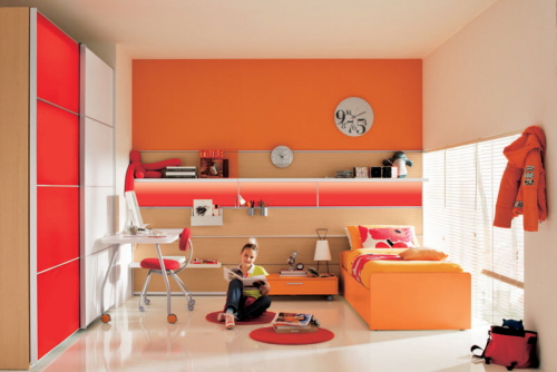 färgglada-barn-rum-möbler-orange-röd-garderob