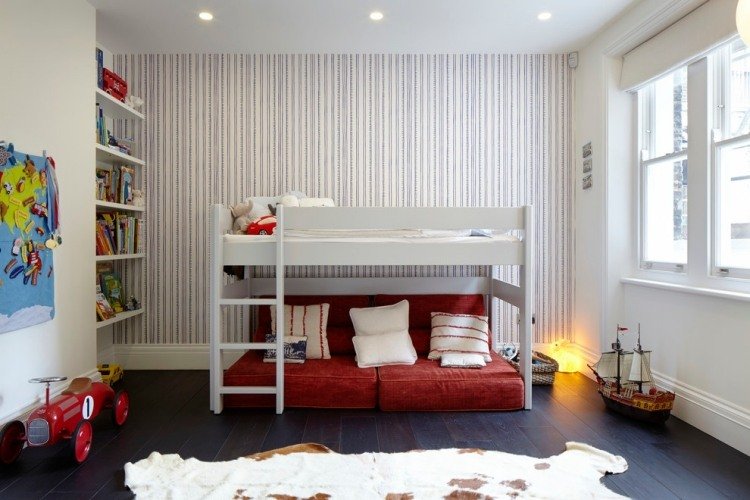 färg-vägg-design-barnrum-randig-tapet-loft säng-soffa-under
