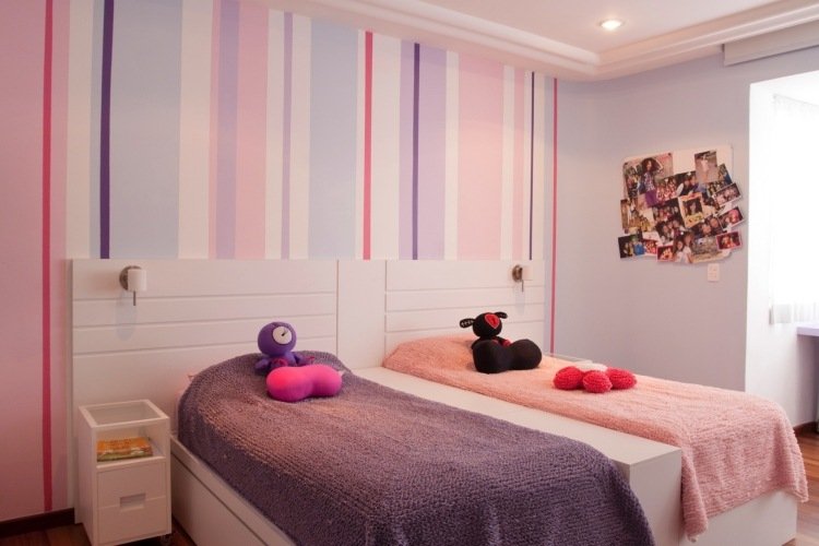 färg-vägg-design-plantskola-flicka-rosa-lila-vita-ränder