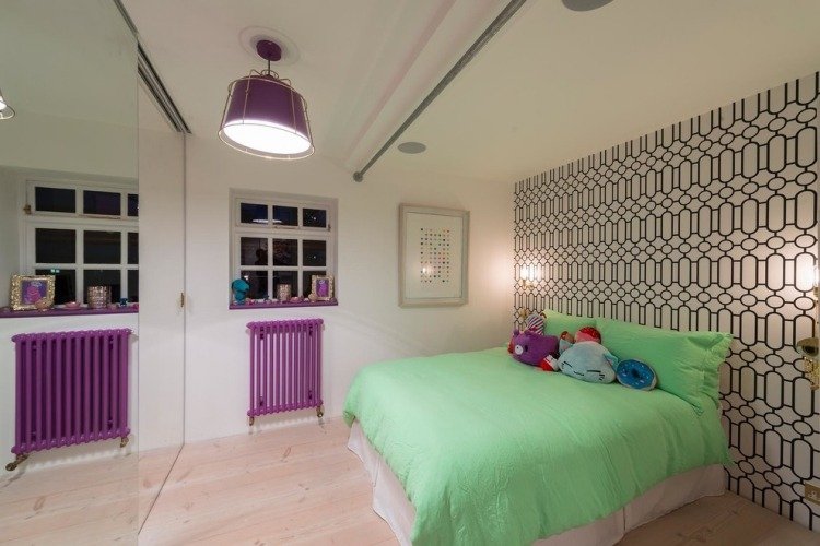 färg-vägg-design-barnrum-tapeter-svart-vit-lila-deco-garderob-speglade dörrar