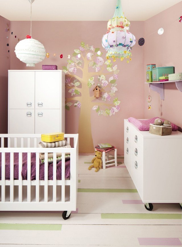 väggdesign-barnrum-tjej-mjuk rosa-deco-träd-vita-möbler