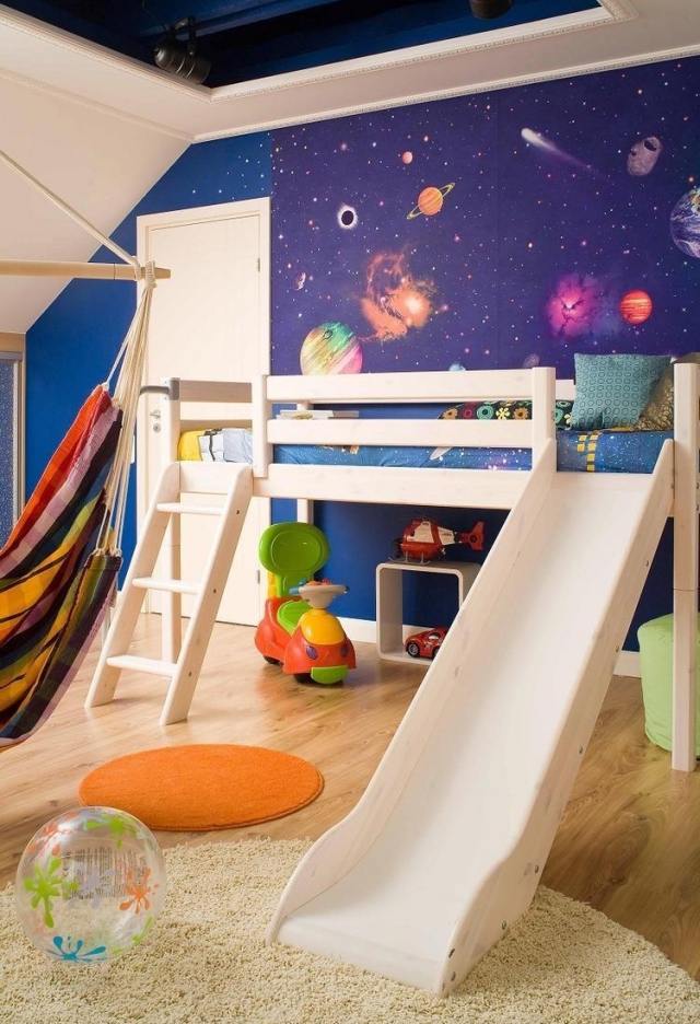idéer-vägg-design-barnrum-tapeter-rymd-loft-säng-rutschbana