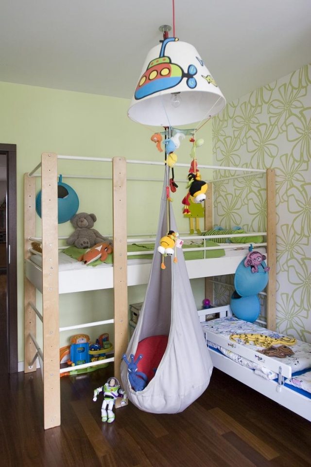 barnrum-pojke-vägg-färg-pastell-grön-tapeter-blommigt-loft sänghängande väska