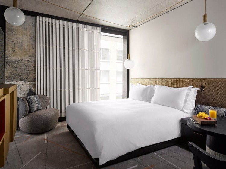 färg antracit naturmaterial hotellrum säng säng betong tak fönster glidande gardin