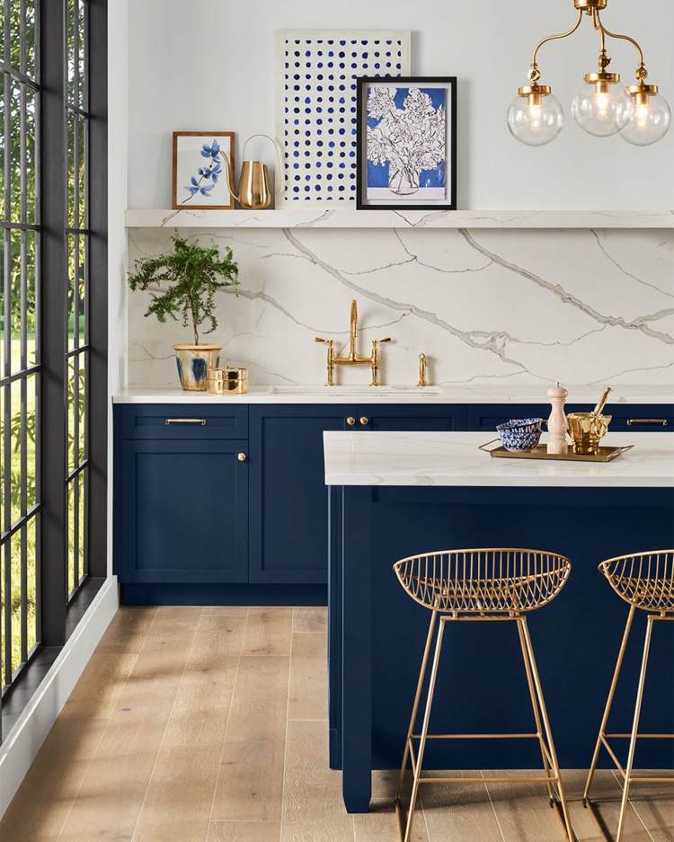 blå kök vit bänkskiva möbler trender 2020