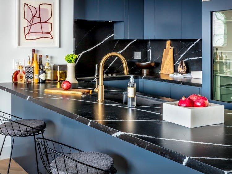 Årets färg 2020 köksinredningstrender köksskåp mörkblå svart bänkskiva