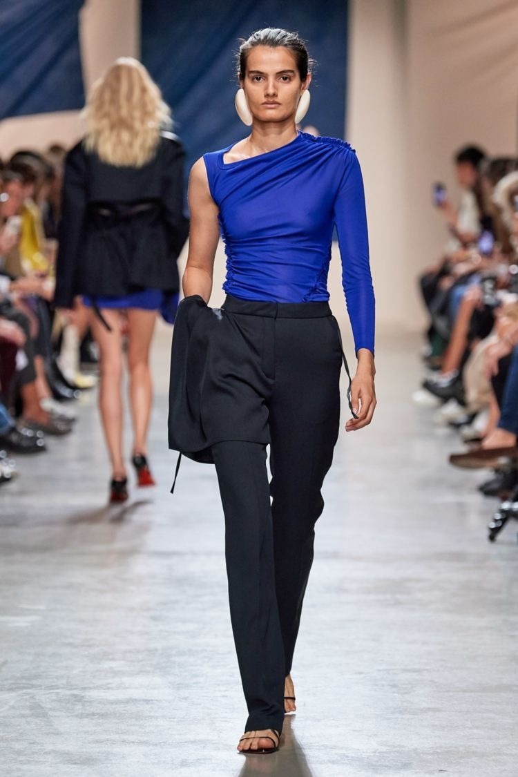 Naviblå byxor kombinerar modetrender 2020 kvinnor