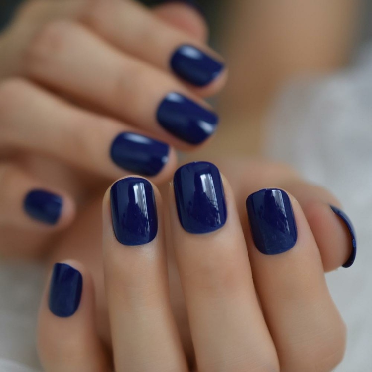 korta naglar målar nagellack mörkblå modetrender vinterkvinnor