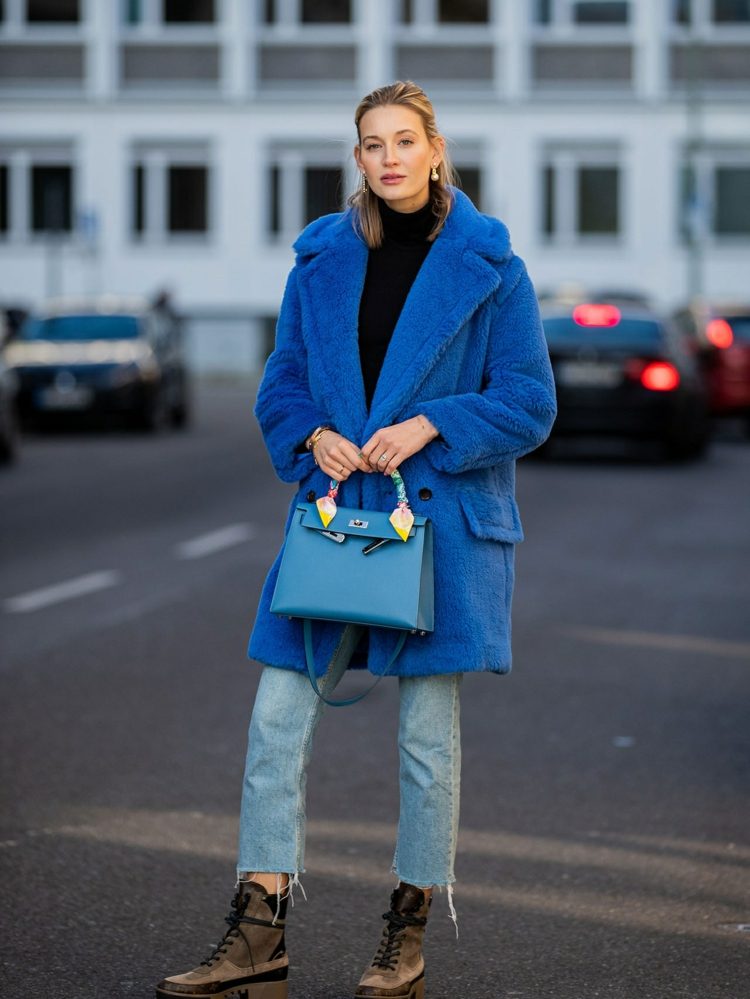 Årets Pantone -färg 2020 blå kappa kombinerar mamma jeans -outfits
