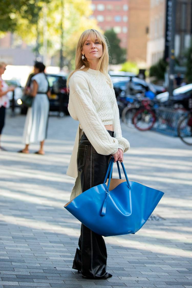 Stickad tröja med puffärmar blå läderväska modetrender 2020 kvinnor