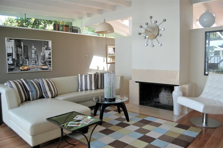Färg vardagsrum beige vägg vit mantelpiece matta pastell kvadrat